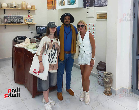 استمتاع-السائحين-خلال-شراء-الهدايا-التذكارية-بالبر-الغربى