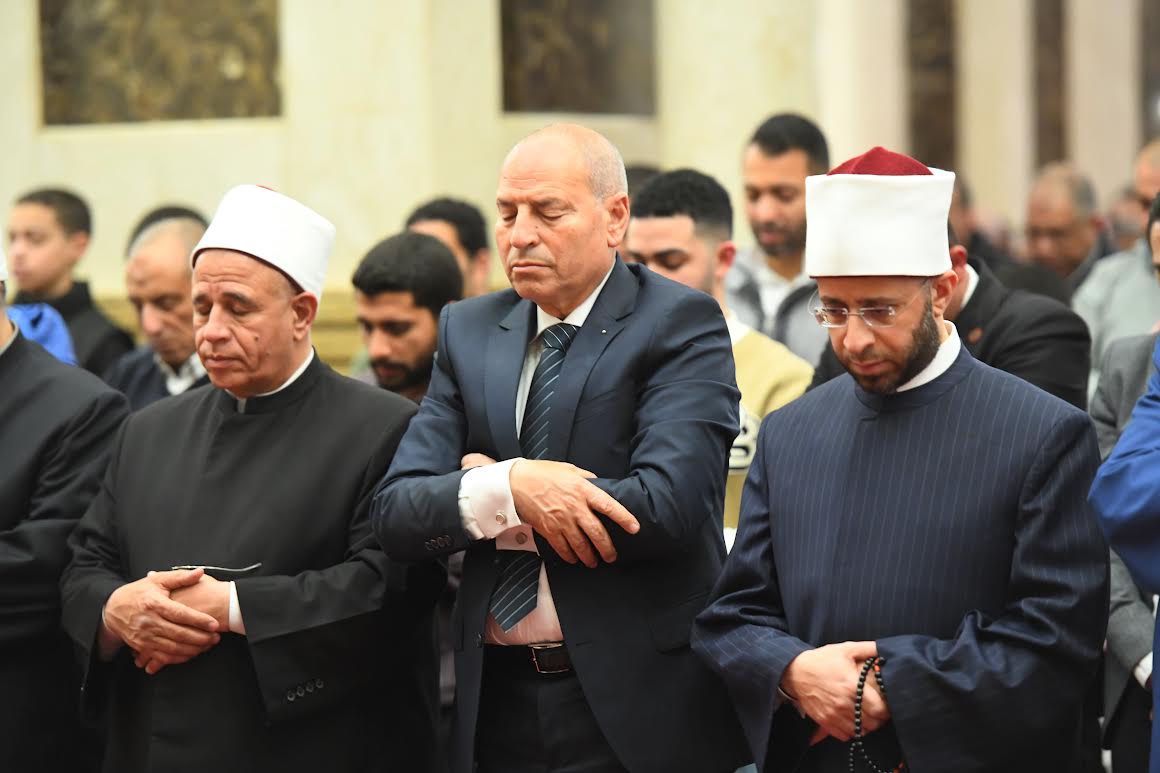 يؤدي وزير AWQAF وحاكم القاهرة صلاة الطهاج يؤدي وزير AWQAF وحاكم القاهرة صلاة الطهاج