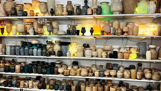 أشكال-وألوان-من-التحف-الفرعونية-المقلدة-بجبل-القرنة