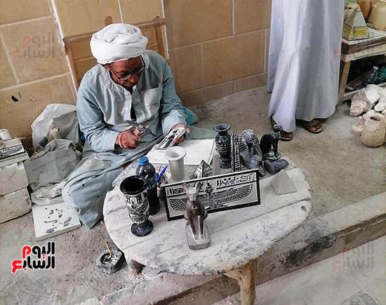 جانب-من-صناعة-التحف-بأيدي-مصرية-فى-البر-الغربى
