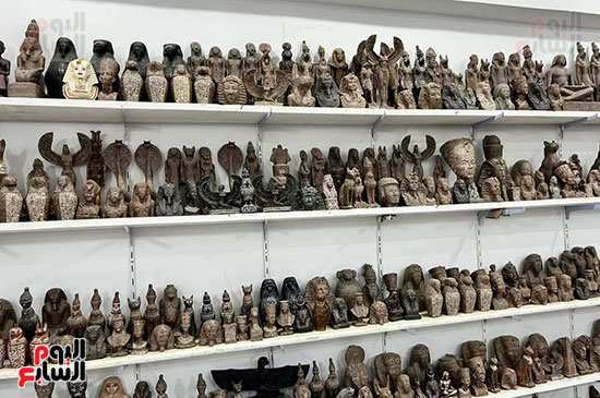 التحف-الفرعونية-المقلدة-المصنوعة-يدوياً-أجمل-هدايا-للسياح-بالأقصر