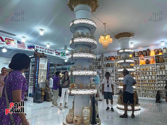 إقبال-السائحين-على-شراء-الهدايا-التذكارية-غرب-الأقصر