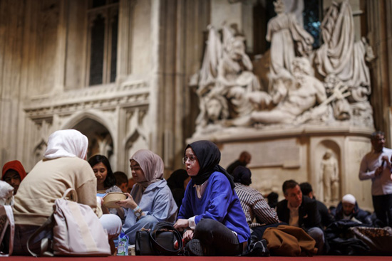 إفطار مفتوح في قاعة لندن جيلدهول خلال شهر رمضان (13)