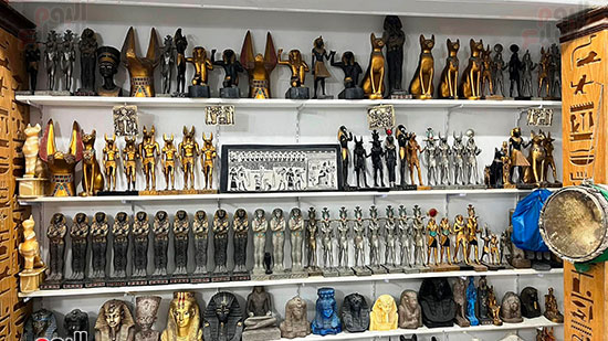 سحر-التحف-الفرعونية-المقلدة-المصنوعة-يدوياً-أجمل-هدايا-للسياح