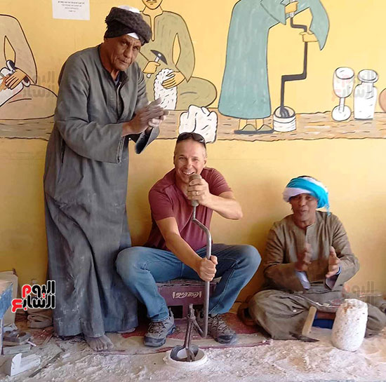 فرحة-سائح-خلال-المشاركة-فى-صناعة-التحف-الفرعونية-المقلدة