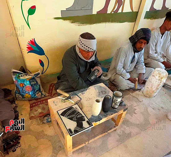 صناعة-التحف-الفنية-القديمة-لسياح-العالم-بالأقصر