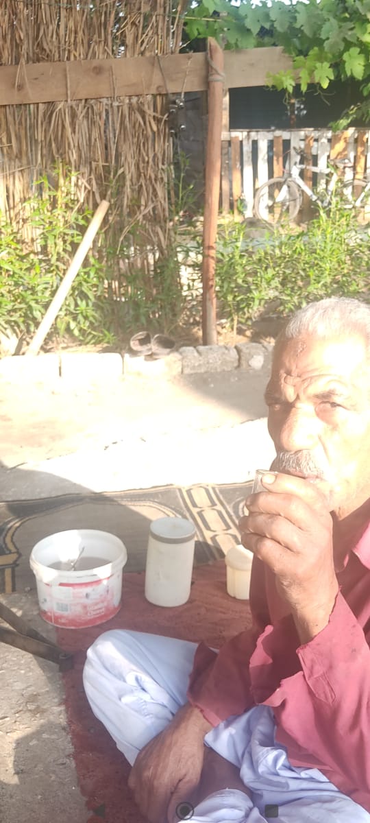 الحاج على وسط الأرض