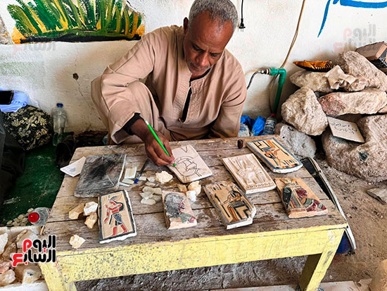 فنان-أقصرى-يبدع-فى-صناعة-التحف-الفرعونية-المقلدة