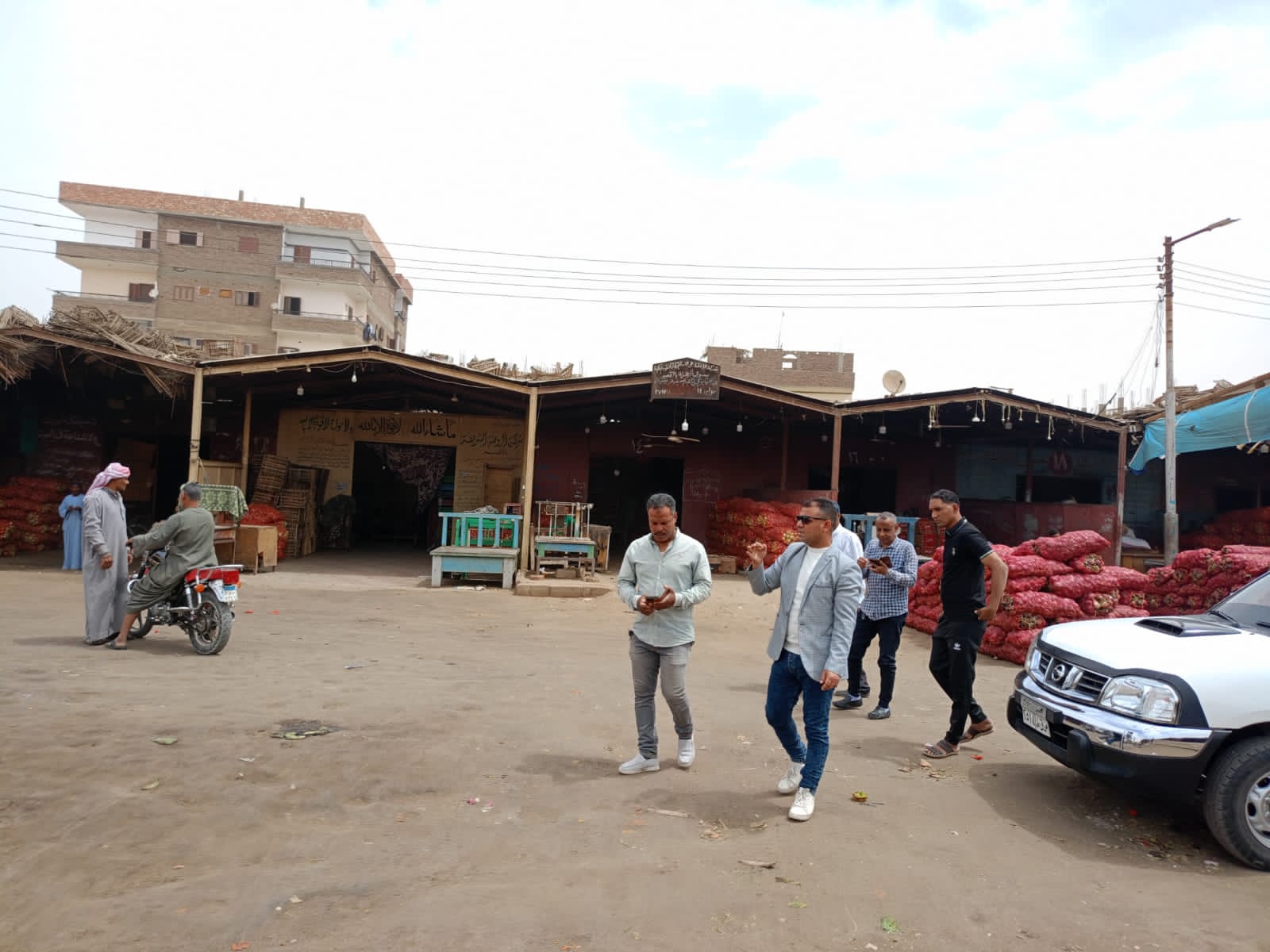 رئيس مدينة البياضية خلال جولته بسوق الحبيل