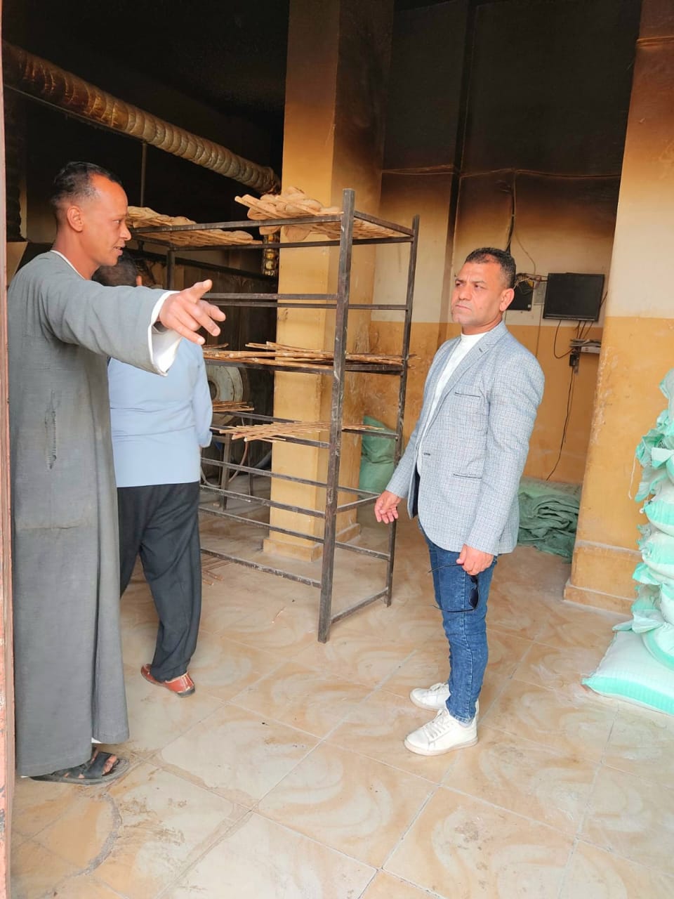 جولة ميدانية لرئيس مركز البياضية في العيد لمتابعة مستوي النظافة والحالة التموينية