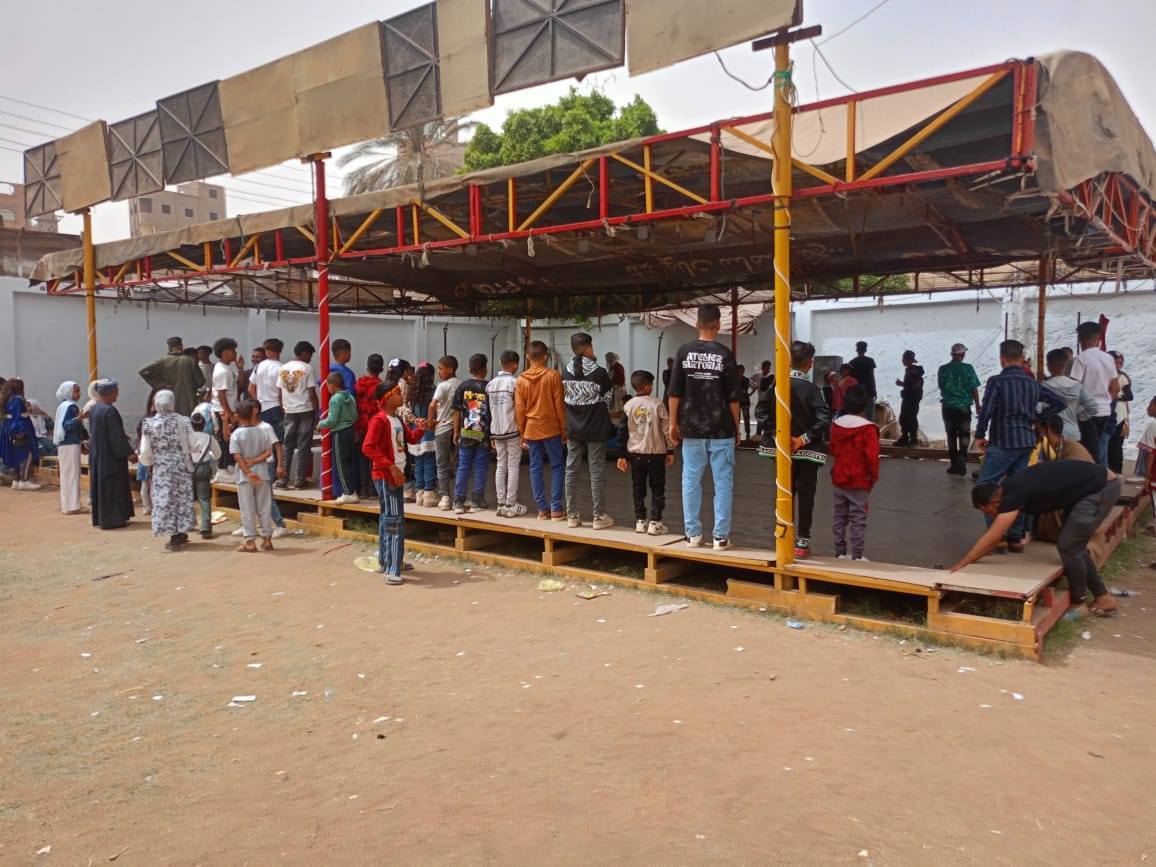 ممارسة الألعاب وركوب السيارات الكهربائية