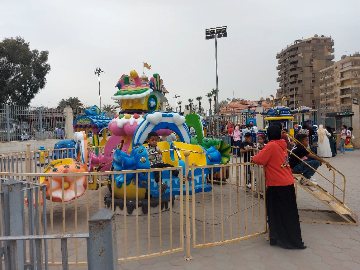 الاطفال في الملاهي