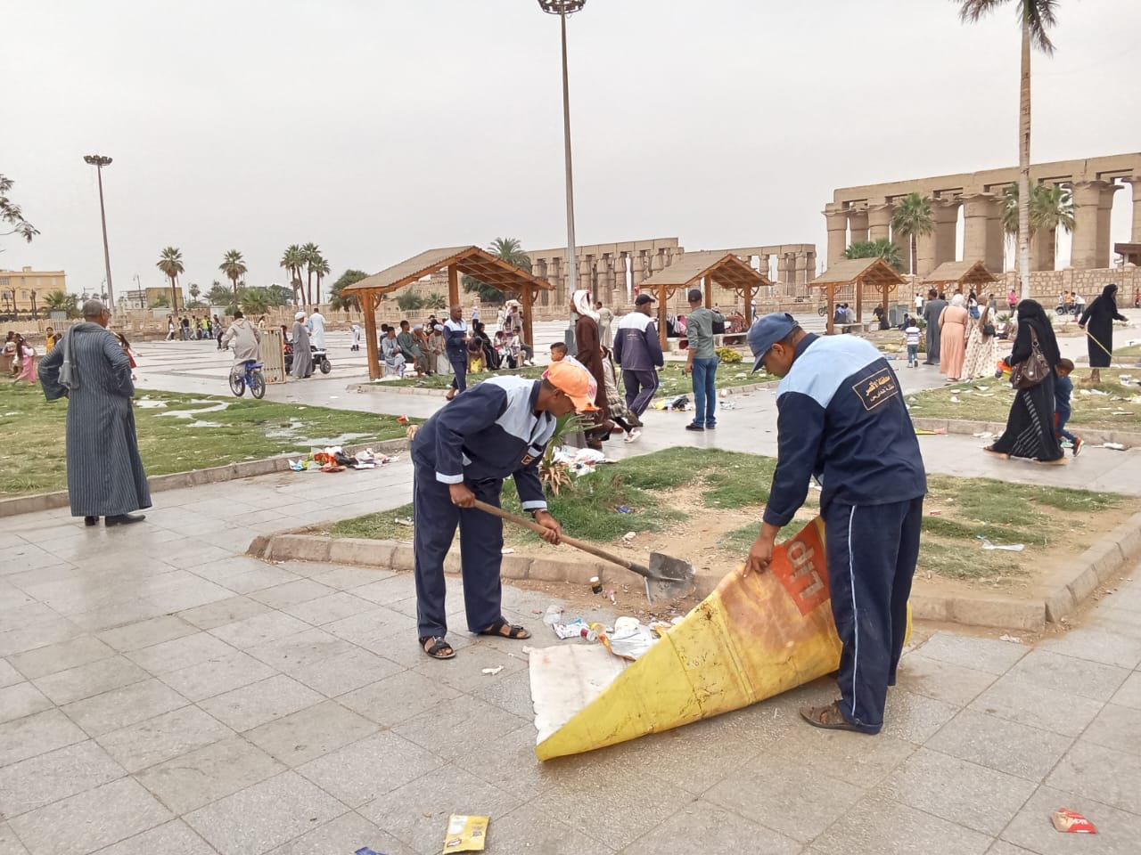تنظيم حملات نظافة بساحة سيدي أبو الحجاج الأقصرى فى العيد