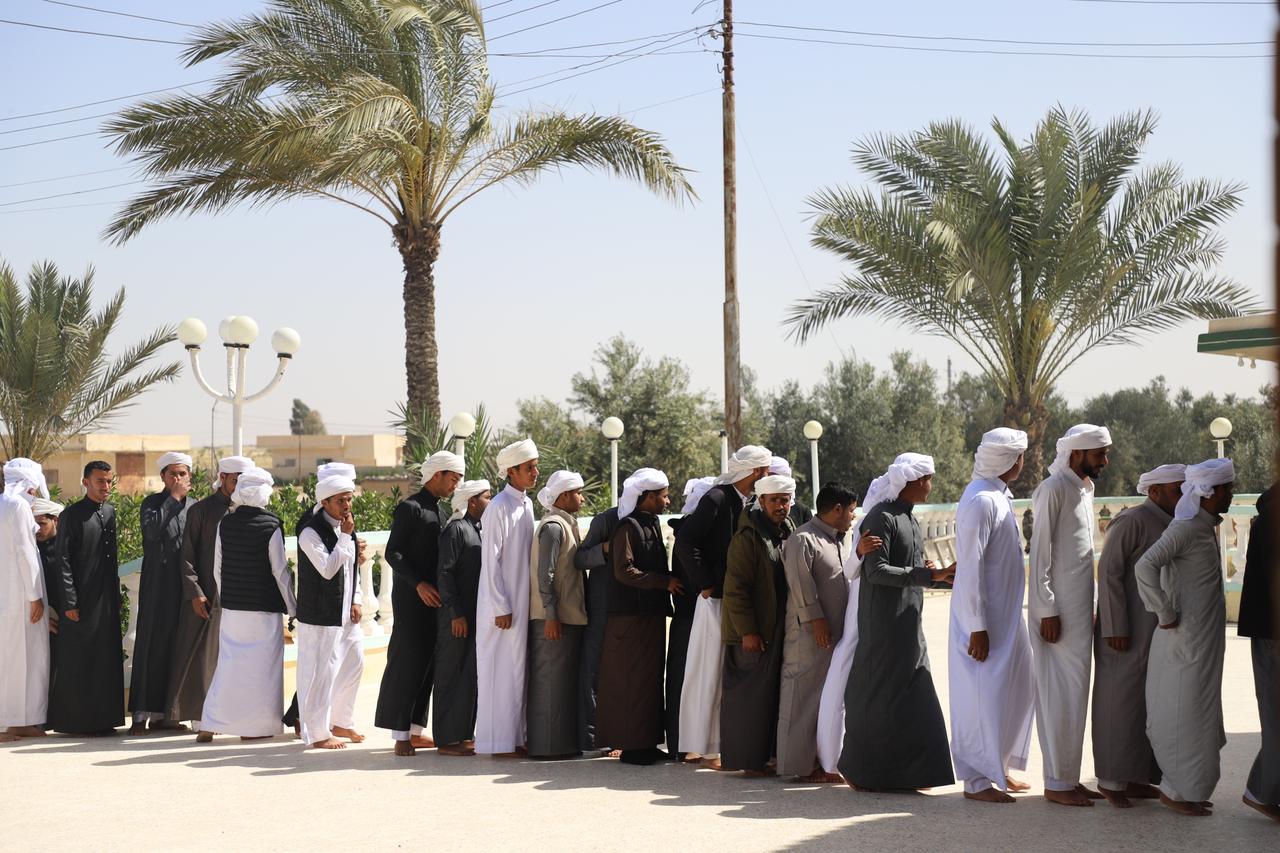 يصطفون للمعايدات بعضهم بعض يصطفون للمعايدات بعضهم بعض