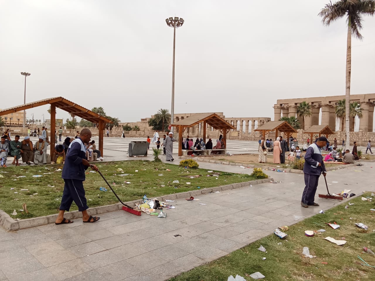 رفع طن قمامة في حملات نظافة بساحة سيدي أبو الحجاج الأقصرى