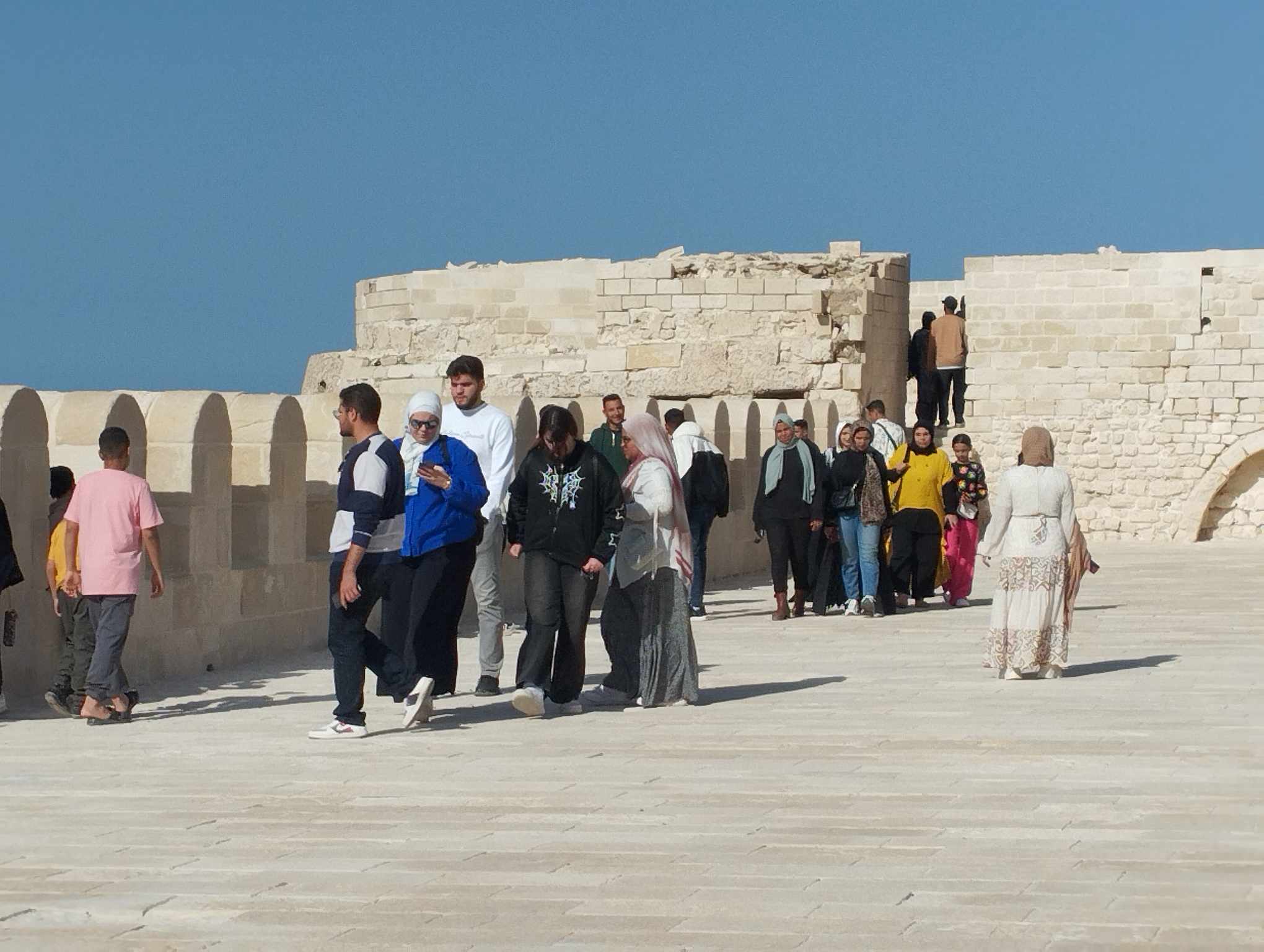 المواطنين يستمتعون بالمناطق الأثرية في الإسكندرية المواطنين يستمتعون بالمناطق الأثرية في الإسكندرية