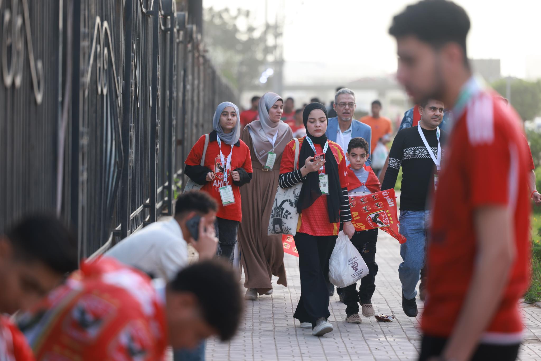 البنات والاسر يدعون الاهلي