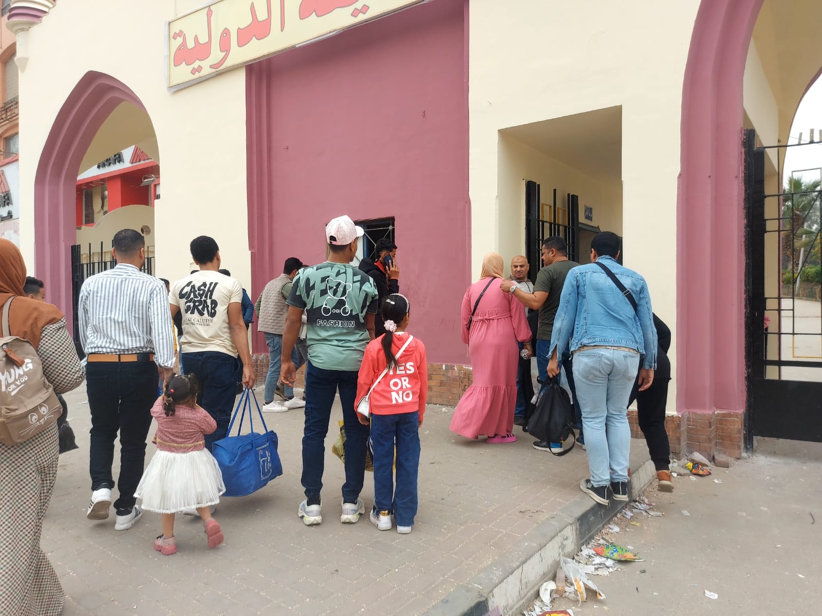 توافد الزوار للحديقة توافد الزوار للحديقة