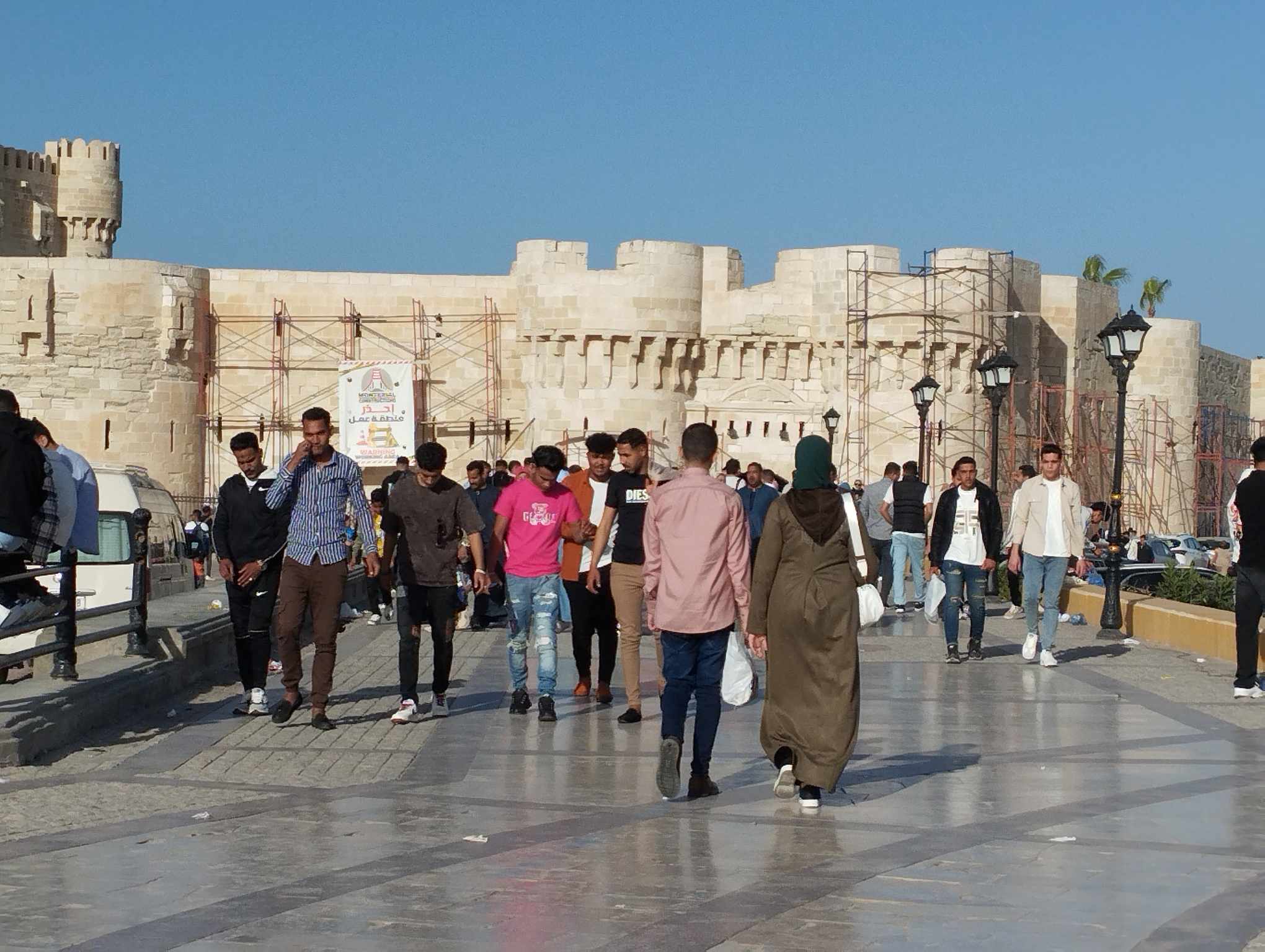 توافد المواطنين علي ممشيي قلعة قايتباي بالإسكندرية توافد المواطنين علي ممشيي قلعة قايتباي بالإسكندرية