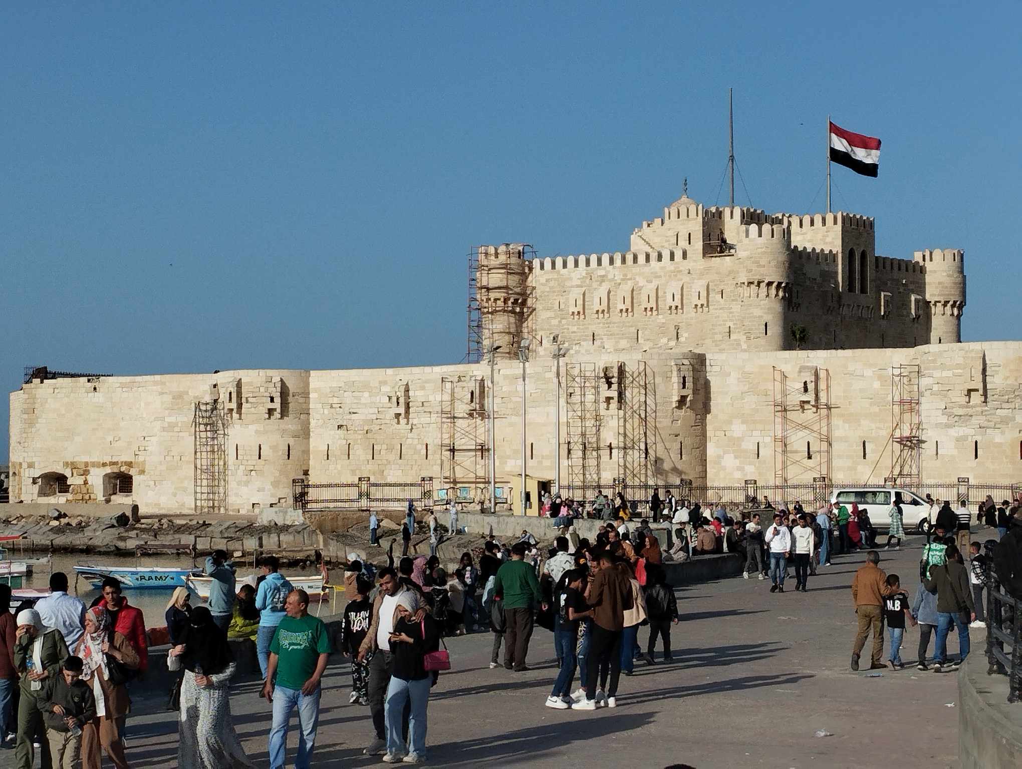 توافد المواطنين ثاني ايام العيد لزيارة قلعة قايتباي بالإسكندرية توافد المواطنين ثاني ايام العيد لزيارة قلعة قايتباي بالإسكندرية
