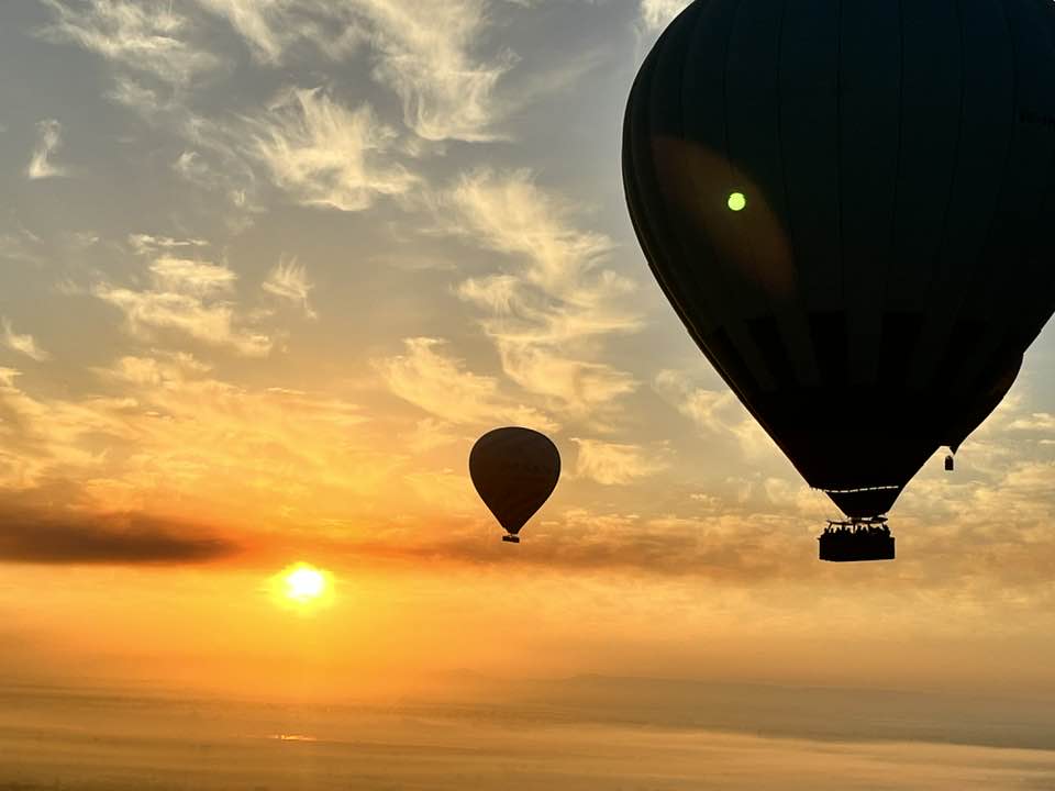 تحليق 50 بالون على متنها 1100 سائح بسماء الأقصر