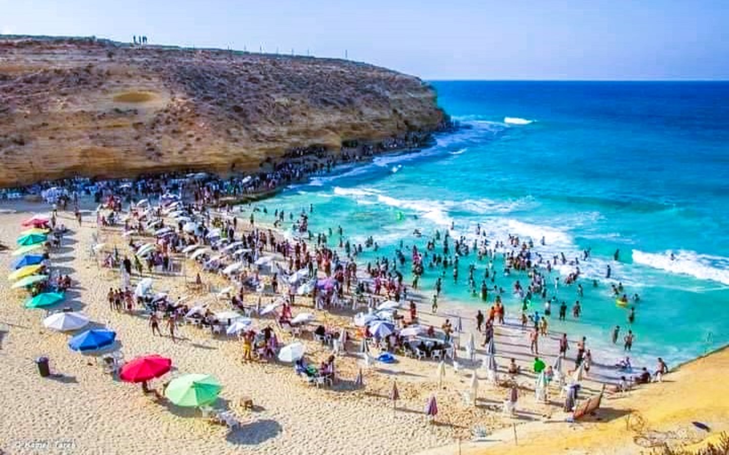شاطئ اسفل هضبة عجيبة شاطئ اسفل هضبة عجيبة