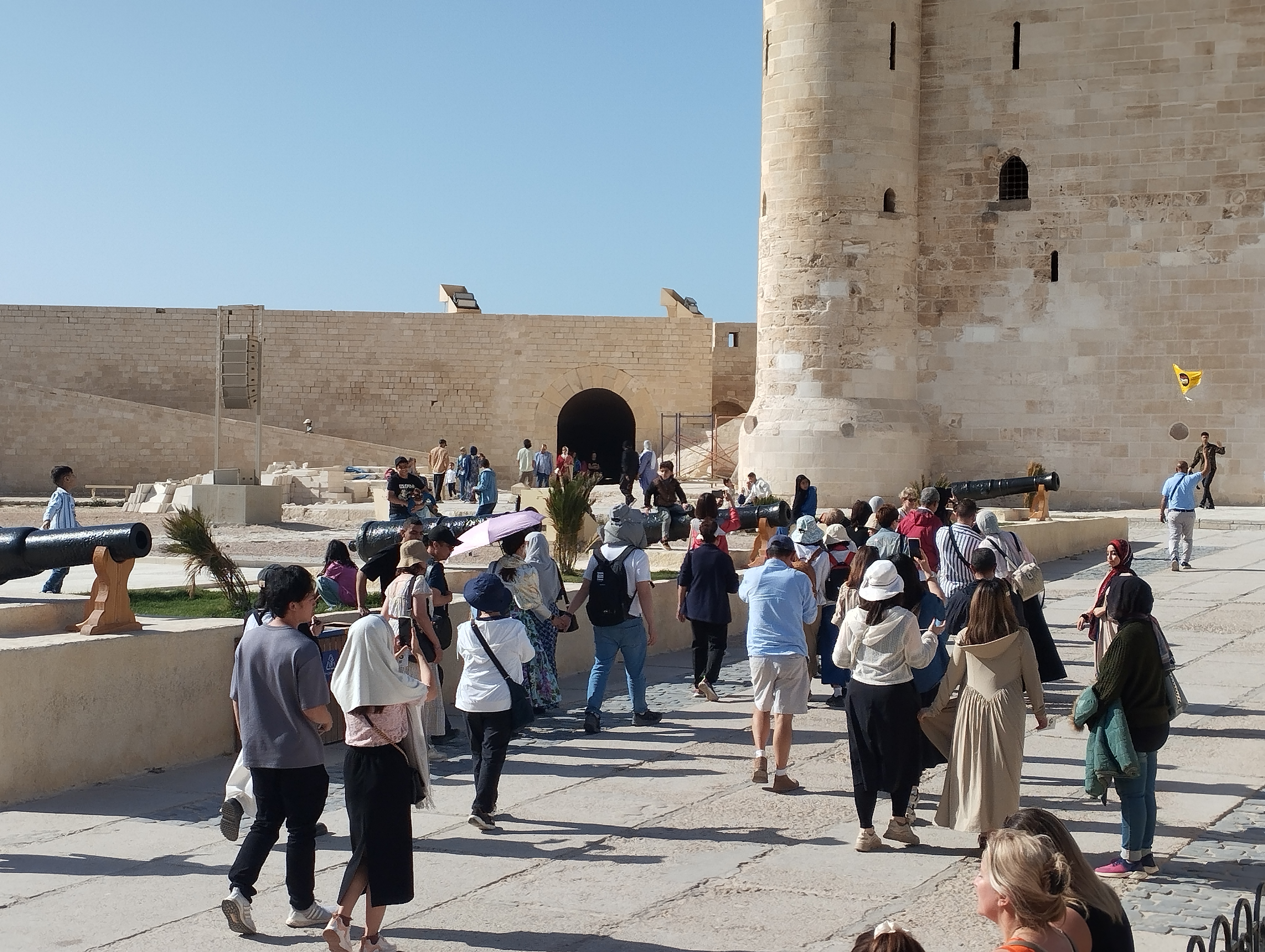 توافد سائحين اجانب علي قلعة قايتباي الأثرية بالإسكندرية