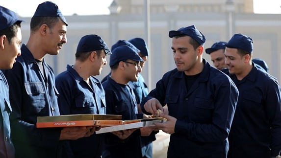 توزيع كحك العيد على النزلاء توزيع كحك العيد على النزلاء