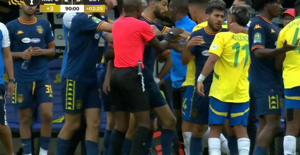 مشادة بين اللاعبين فى نهاية مباراة صن داونز والترجى مشادة بين اللاعبين فى نهاية مباراة صن داونز والترجى