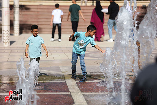 لعب الأطفال فى النافورة لعب الأطفال فى النافورة