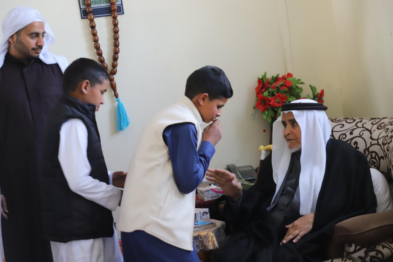 صغار يهنئون الشيوخ