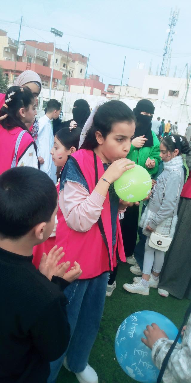 توزيع بالونات على الأطفال توزيع بالونات على الأطفال