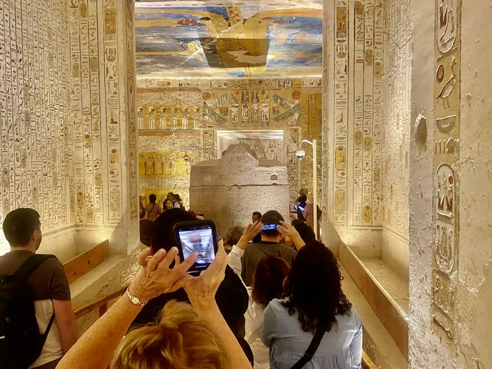 متعة كبيرة لسياح العالم فى مقابر الملوك القدماء متعة كبيرة لسياح العالم فى مقابر الملوك القدماء