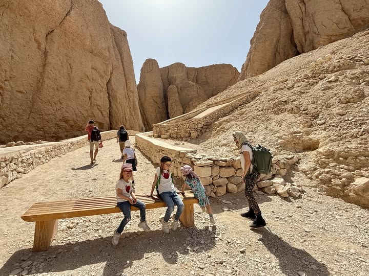 توافد الأسر والعائلات الأجانب على مقابر وادى الملوك والملكات توافد الأسر والعائلات الأجانب على مقابر وادى الملوك والملكات