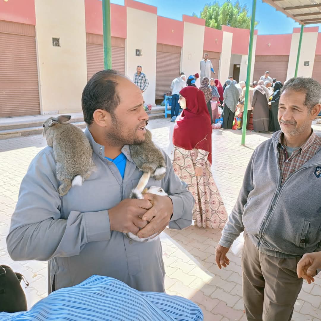 احد الباعة يعرض منتجاته بطريقة طريفة احد الباعة يعرض منتجاته بطريقة طريفة