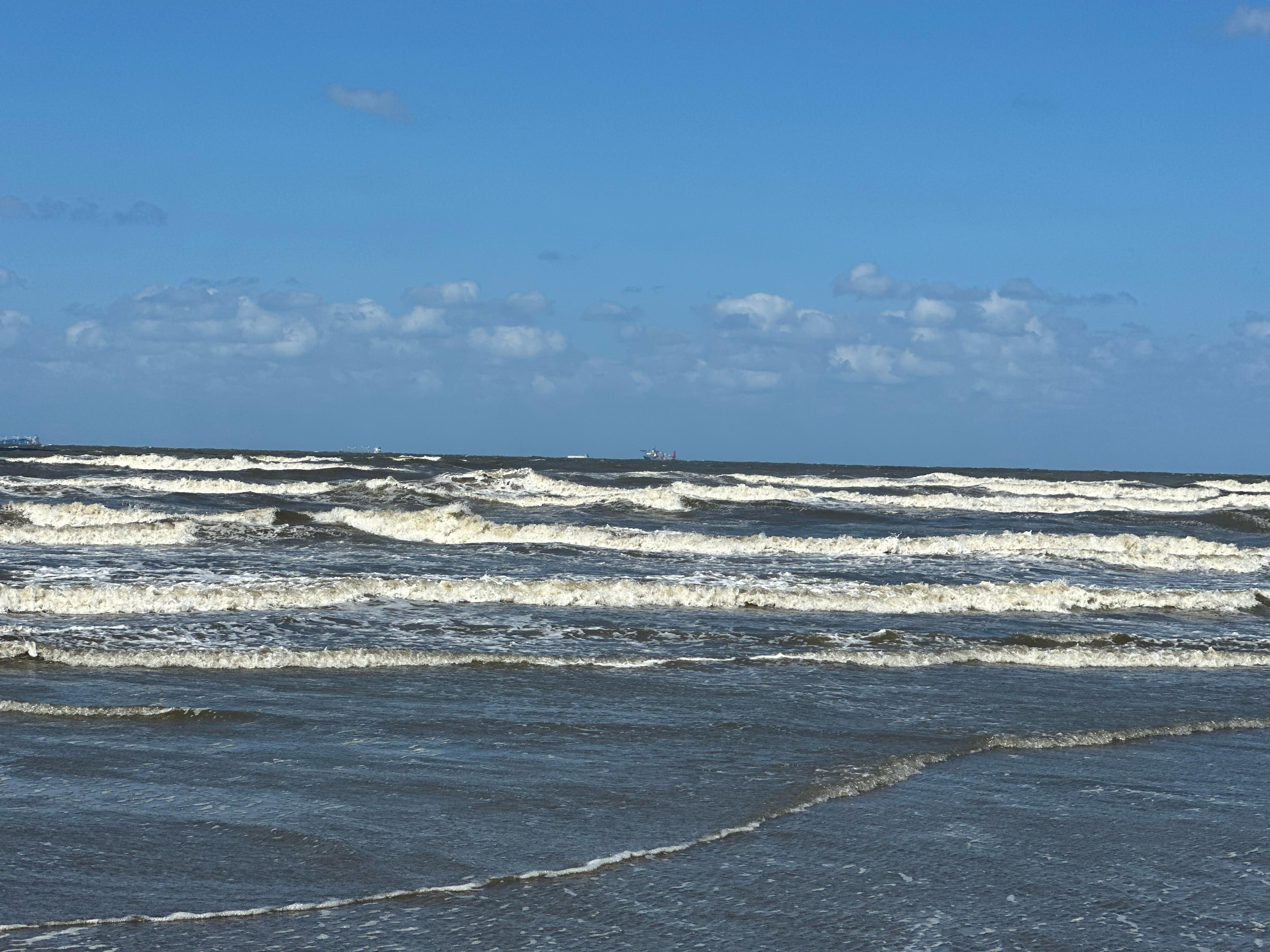 جانب من ارتفاع الأمواج جانب من ارتفاع الأمواج