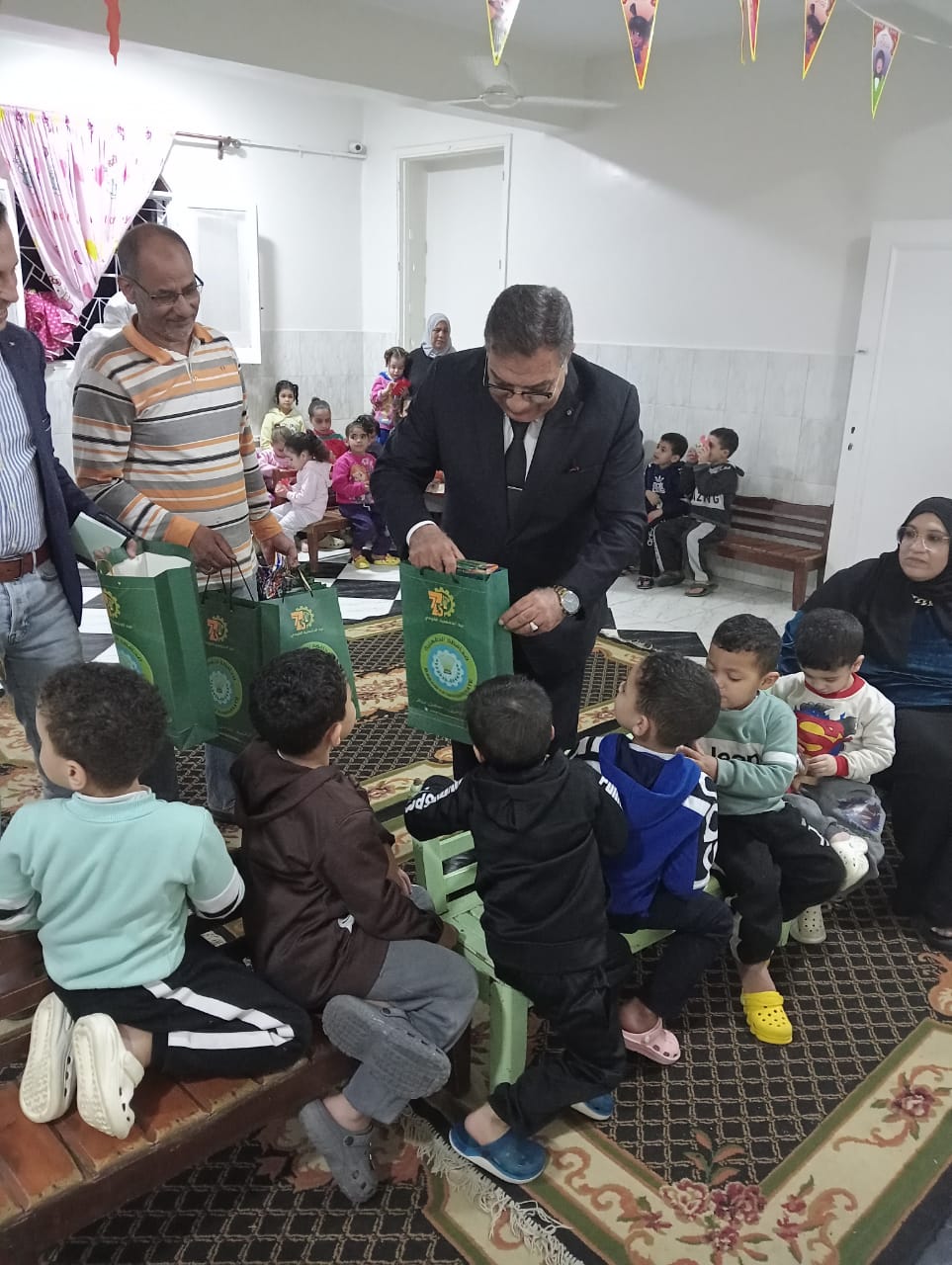 محافظ الدقهلية يقدم الهدايا مع الاطفال محافظ الدقهلية يقدم الهدايا مع الاطفال