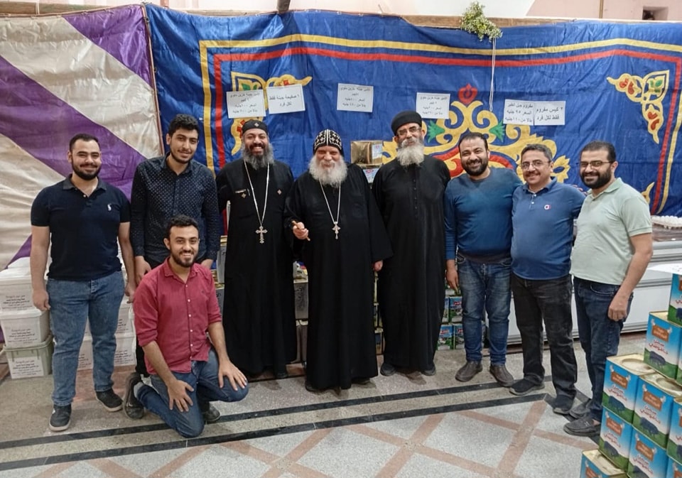 الشباب المتطوعون فى المبادرة مع الأنبا مرقوريوس