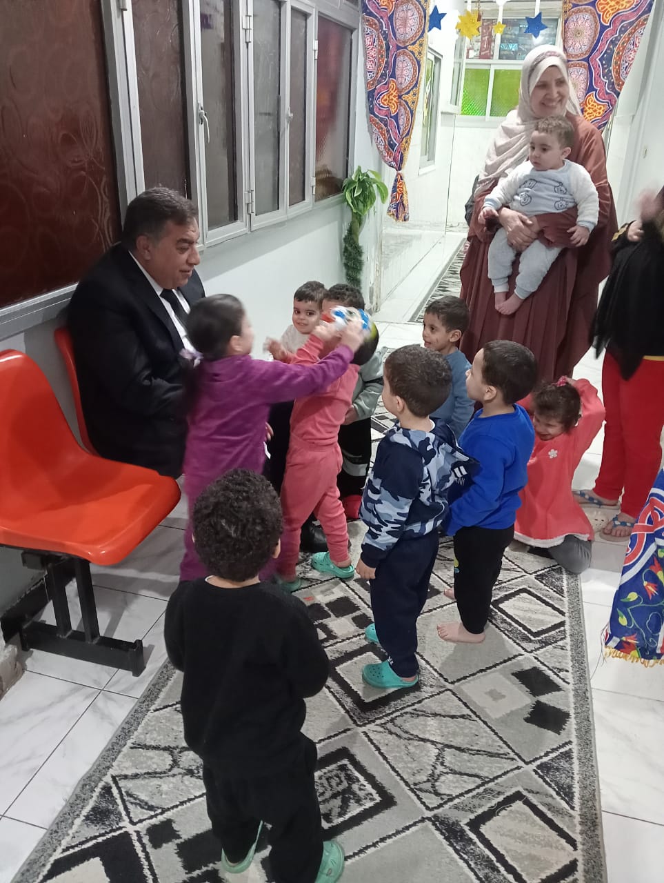 محافظ الدقهلية يلعب مع الاطفال محافظ الدقهلية يلعب مع الاطفال