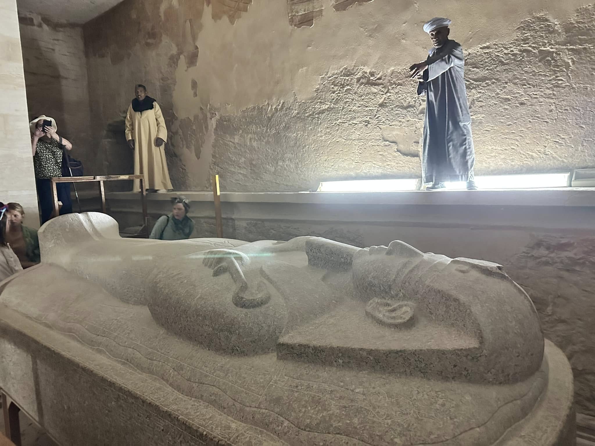 متعة السياح فى قلب مقابر وادى الملوك والملكات متعة السياح فى قلب مقابر وادى الملوك والملكات