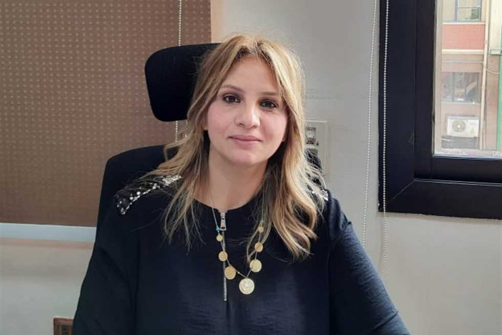 الدكتورة حنان كامل عميدة كلية الآداب