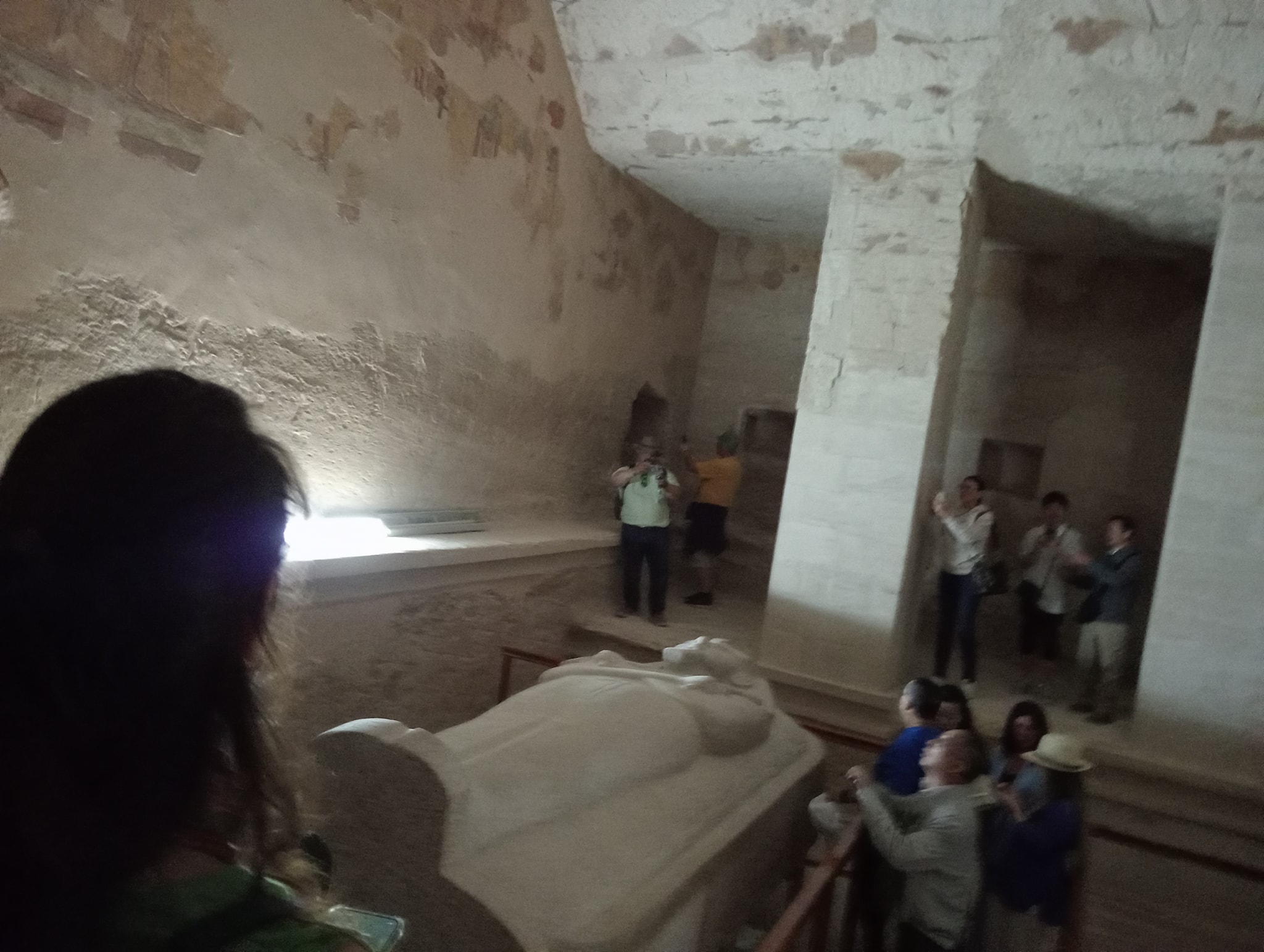 انبهار السياح فى قلب مقابر وادى الملوك والملكات انبهار السياح فى قلب مقابر وادى الملوك والملكات