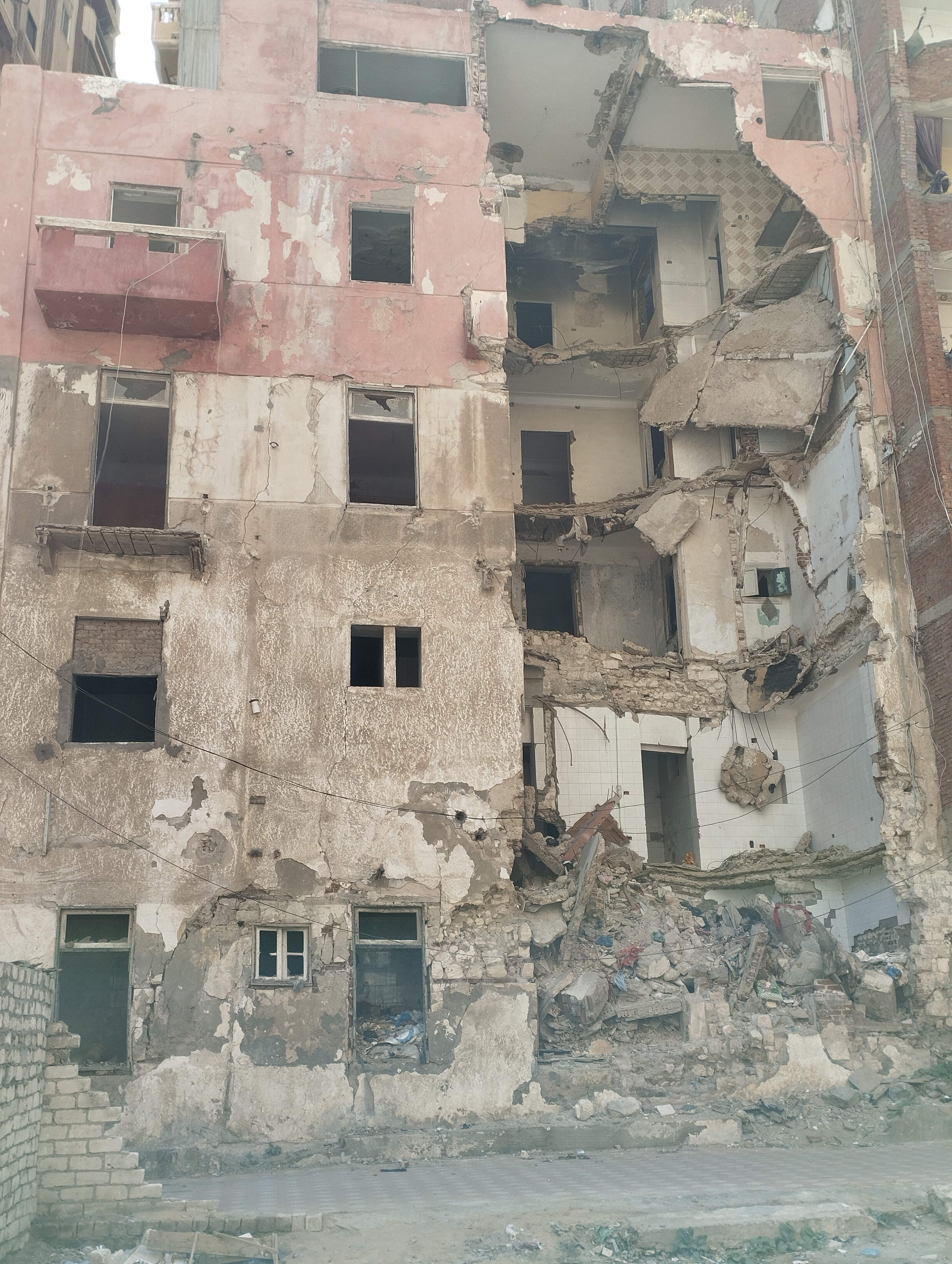 هدم عقار قديم صادر له قرار إزالة بحي الجمرك الاسكندرية هدم عقار قديم صادر له قرار إزالة بحي الجمرك الاسكندرية