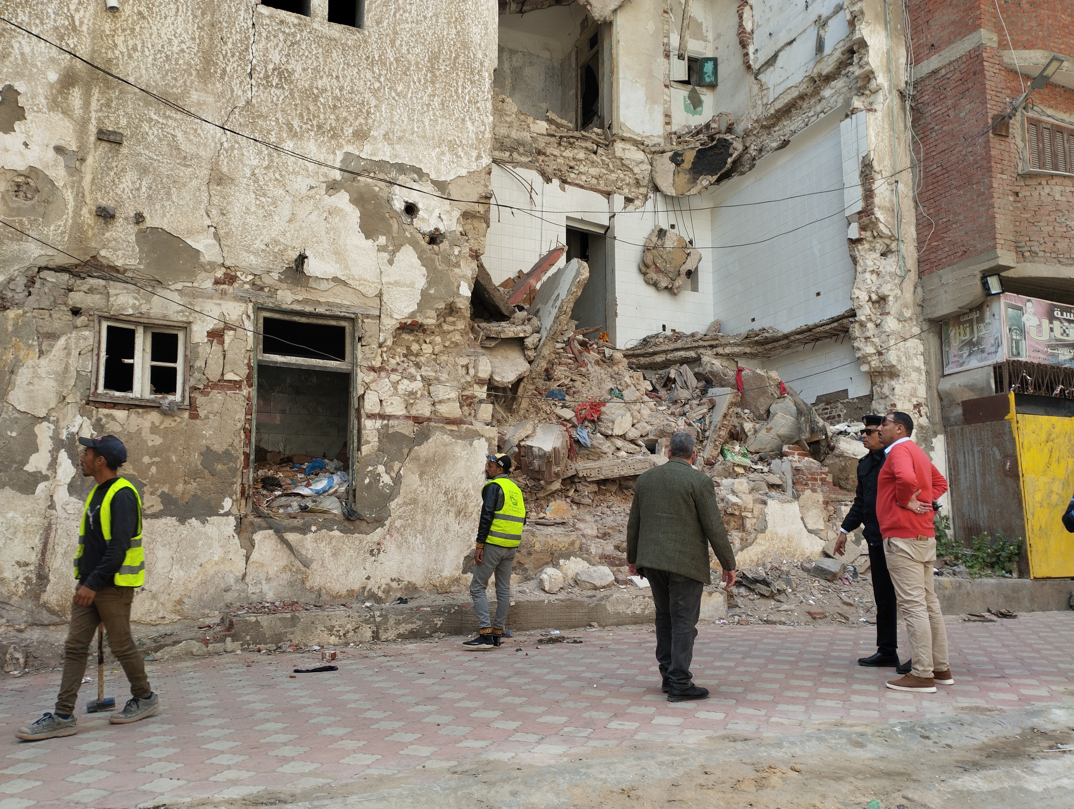 رئيس حي الجمرك يتابع إزالة عقار آيل للسقوط في الإسكندرية رئيس حي الجمرك يتابع إزالة عقار آيل للسقوط في الإسكندرية