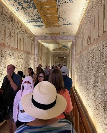 السياح يستمتعون بالنقوش والألوان منذ آلاف السنين في قلب المقابر السياح يستمتعون بالنقوش والألوان منذ آلاف السنين في قلب المقابر