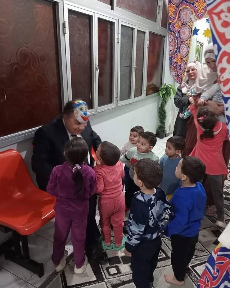 محافظ الدقهلية يرتدي ماسك مهرج أثناء اللعب محافظ الدقهلية يرتدي ماسك مهرج أثناء اللعب