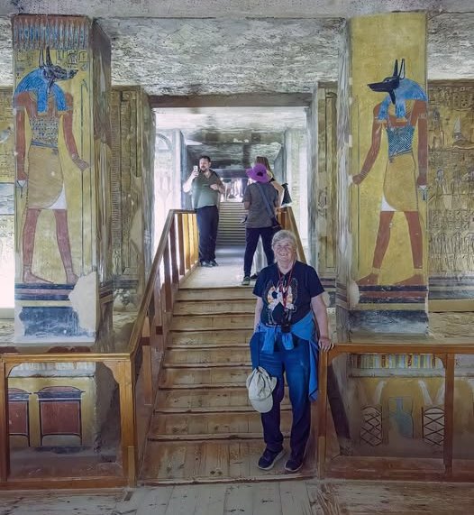 السياح يستمتعون بالنقوش والألوان منذ آلاف السنين في مقابر الفراعنة السياح يستمتعون بالنقوش والألوان منذ آلاف السنين في مقابر الفراعنة