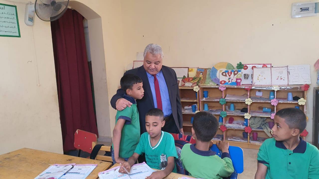 وكيل تعليم الأقصر يتفقد مدارس التعليم المجتمعي بحاجر المريس