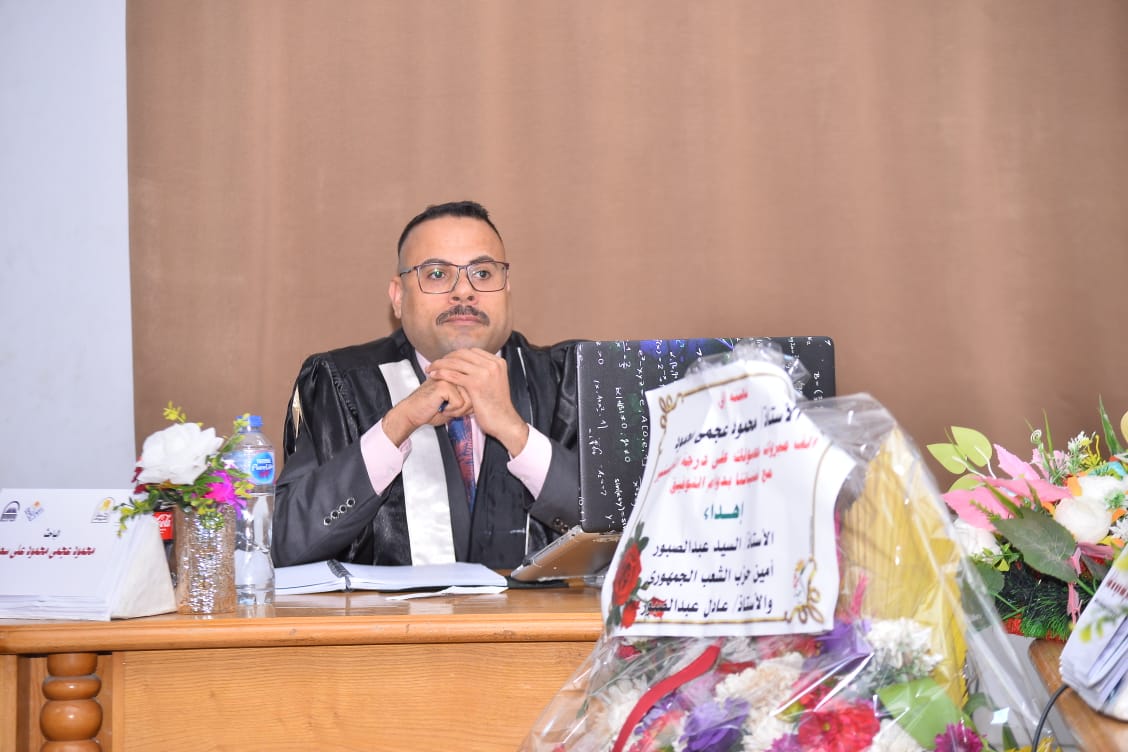 الباحث محمود عجمي خلال مناقشة الريالة الباحث محمود عجمي خلال مناقشة الريالة