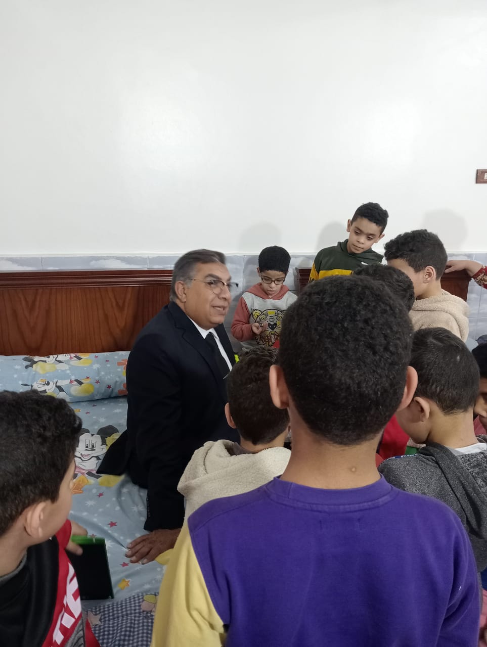محافظ الدقهلية داخل غرف الاطفال بدار الايتام محافظ الدقهلية داخل غرف الاطفال بدار الايتام